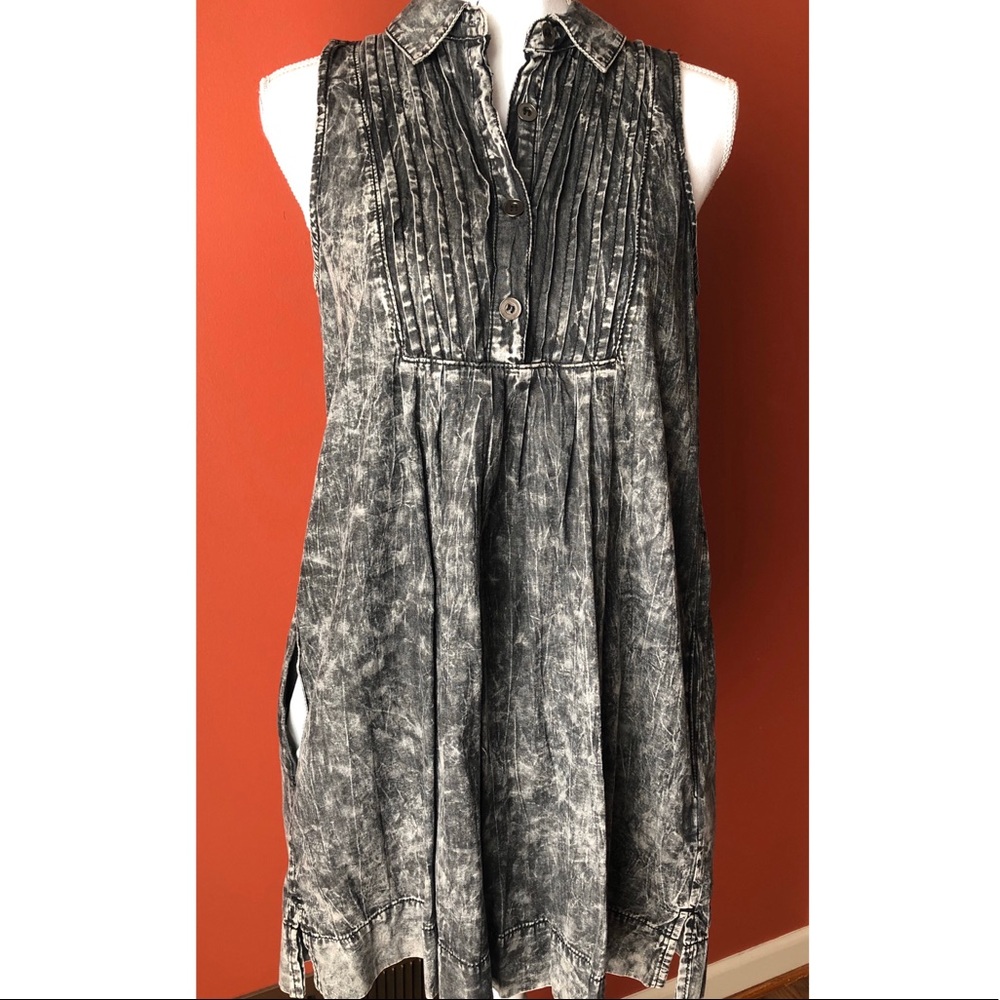 BLACK DISTRESSED DENIM DRESS WITH POCKETS. SIZE S.